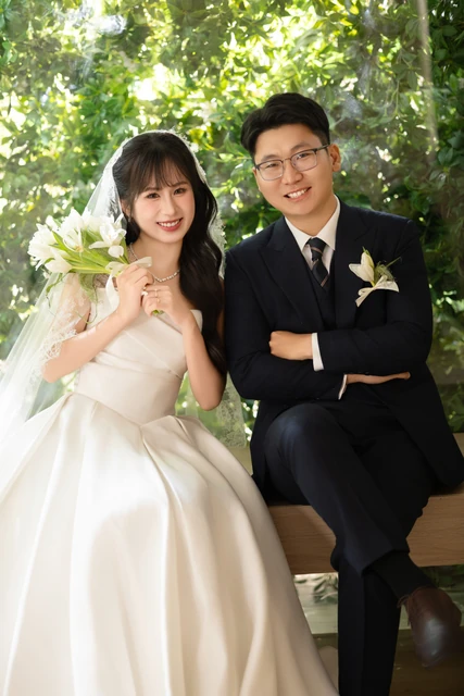 Kim Oanh và Hoàng Sơn cười bên khung cửa ngập nắng