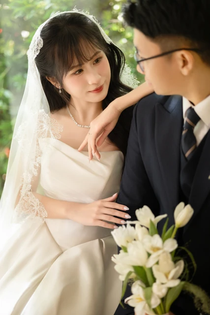 Khoảnh khắc hai người nhìn nhau bên cửa sổ